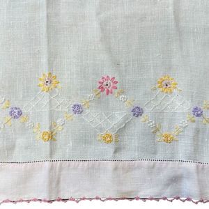 Vintage Linen Hand Embroidered Daisy White Kitchen Towel 16” x 26” Pink Purple